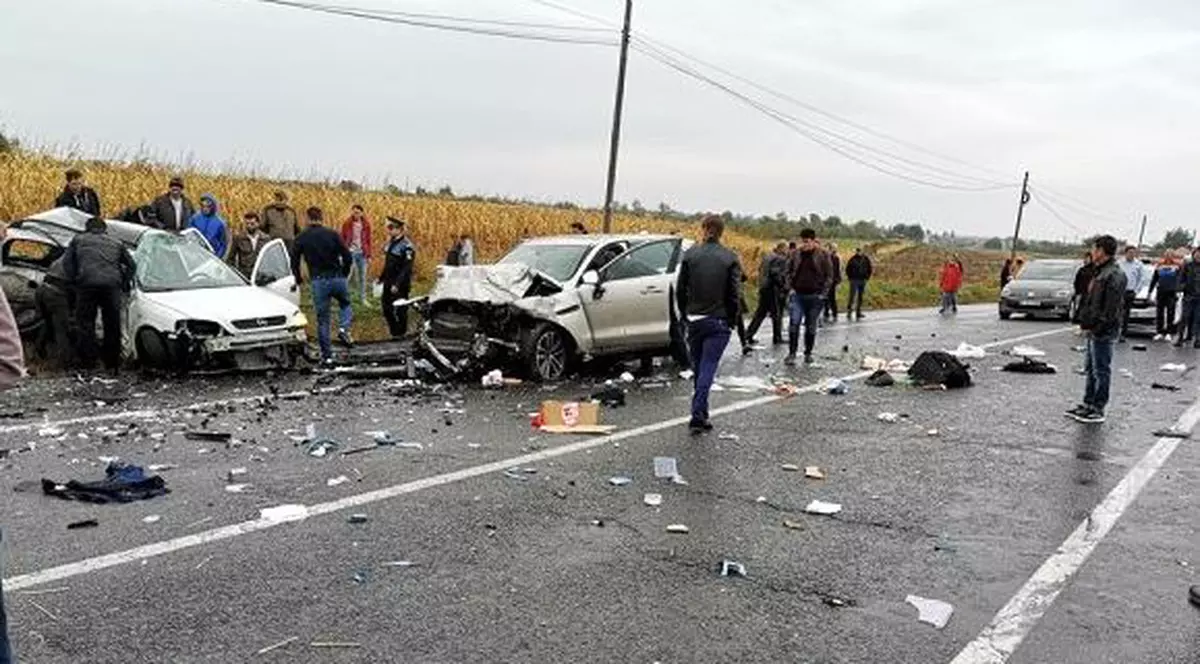 Patru morți și patru răniți într-un accident produs duminică în Bălțați, Iași