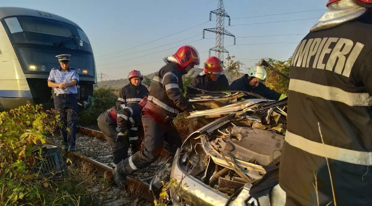 VIDEO |Mașină lovită de tren în județul Dâmbovița. Doi oameni au murit