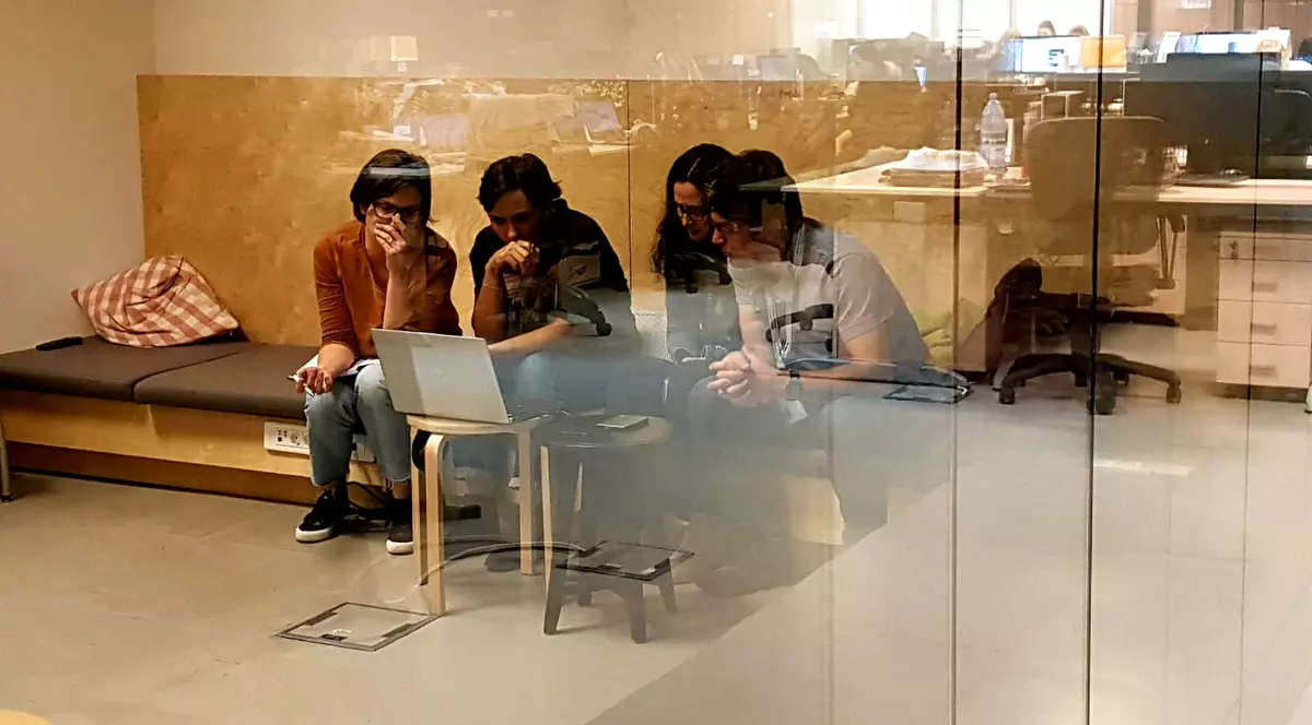 Ca să protejăm demnitatea victimelor, am decis să blurăm fețele oamenilor lăsați în agonie sau transportați pe paleți industriali din filmările secrete făcute de pompieri la Colectiv!