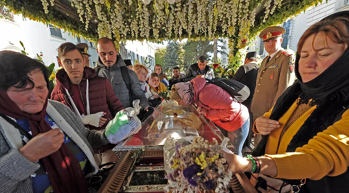 Moaştele, pelerinajele și  ritualurile sociale în căutare de sens. Unde începe ruptura  dintre ”săracii” care merg la Sfânta Parascheva și ”fericiții” din clasa de mijloc