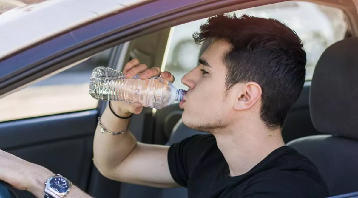 Un șofer a fost amendat pentru că a băut apă în timp ce conducea