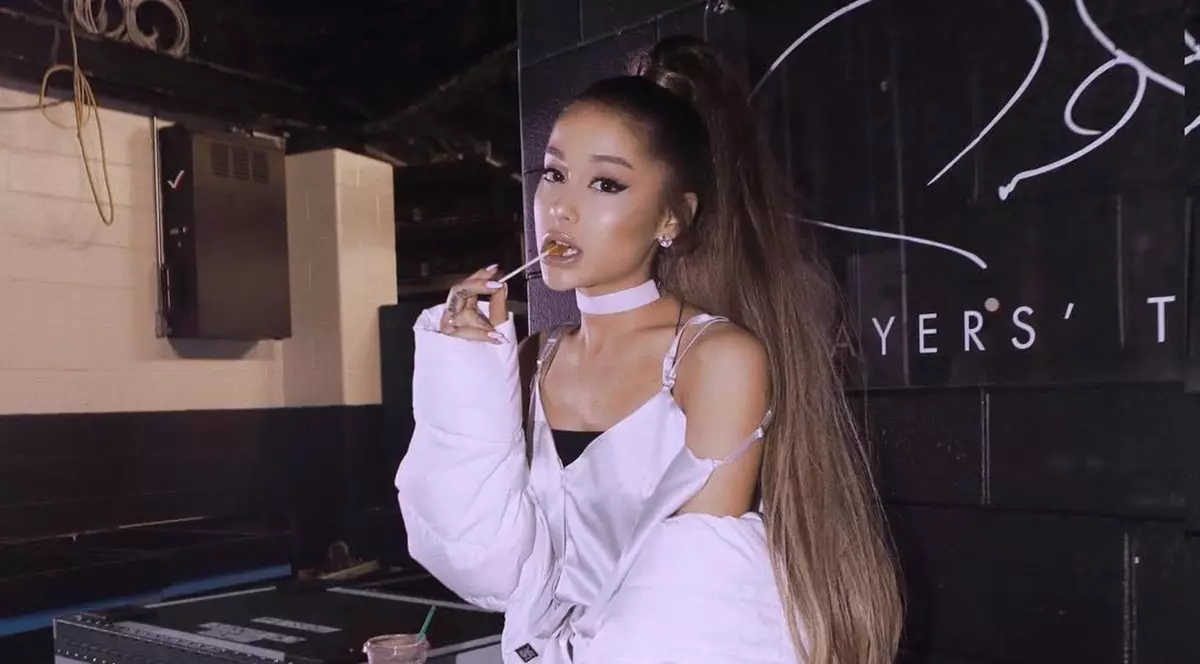 Ariana Grande și Justin Bieber au lansat videoclipul piesei “Stuck with U”. În clip apar zeci de staruri și noul iubit al artistei