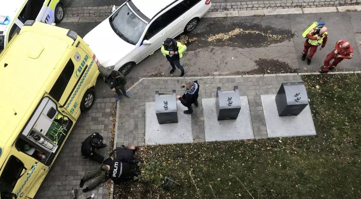Alertă în Norvegia. Un bărbat înarmat a furat o ambulanță și a lovit mai mulţi trecători la Oslo (foto Twitter)