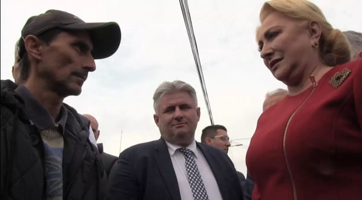 Viorica Dăncilă, moment stânjenitor în timpul unei vizite electorale în Sălaj. Ce răspuns a primit  de la un bărbat căruia i-a propus să facă o fotografie cu ea
