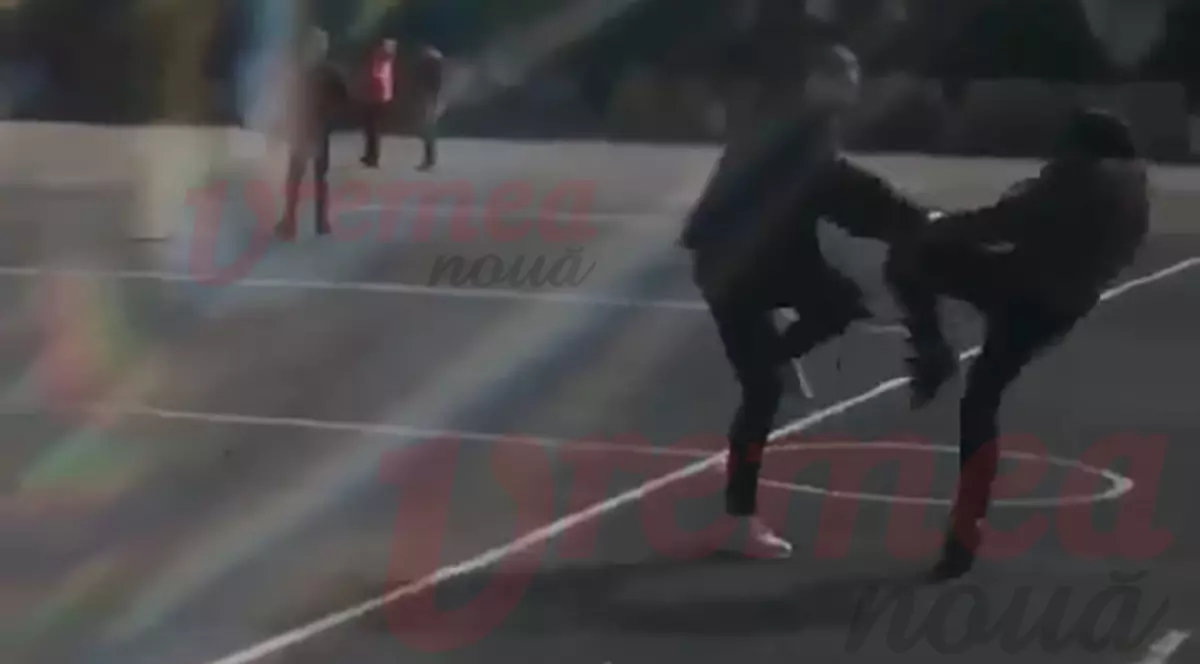 Două eleve s-au bătut în curtea unui liceu din Bârlad. Ce a spus directorul