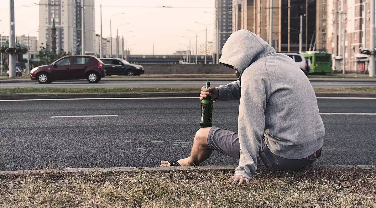 Un individ beat și adormit în mijlocul drumului, ucis de un șofer în Galați