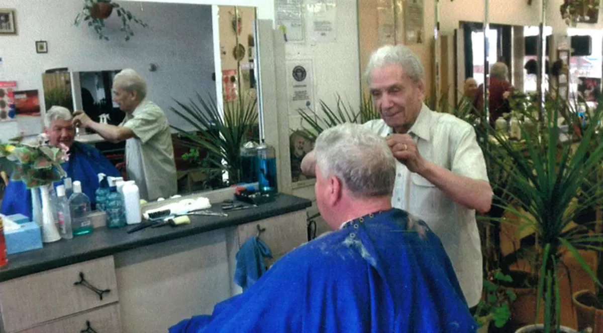 Cel mai bătrân frizer din lume a murit Foto: Guinnessworldrecords.com