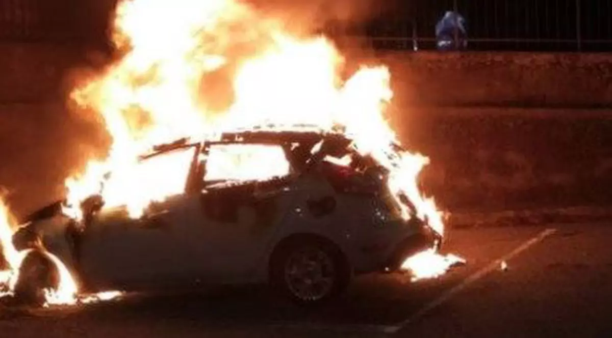 Un român a incendiat mașina unei conaționale, în Sicilia. S-a ”spovedit” în fața carabinierilor