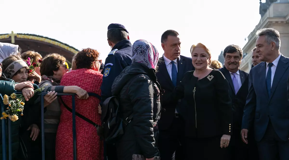 Politicieni la slujba de Sfântul Dumitru de la Catedrala Patriarhiei. Dăncilă, Orban și Paleologu, printre cei prezenți la liturghie