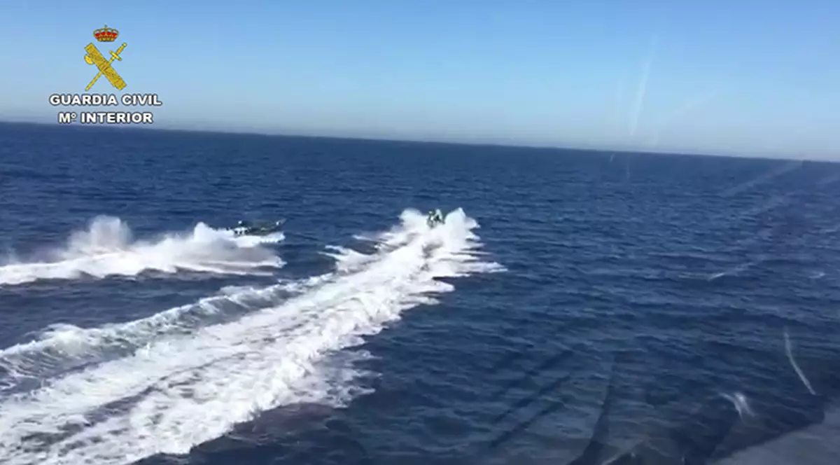 Patru traficanți de droguri au fost arestați, după ce i-au salvat de la înec pe ofițerii care îi urmăreau pe mare