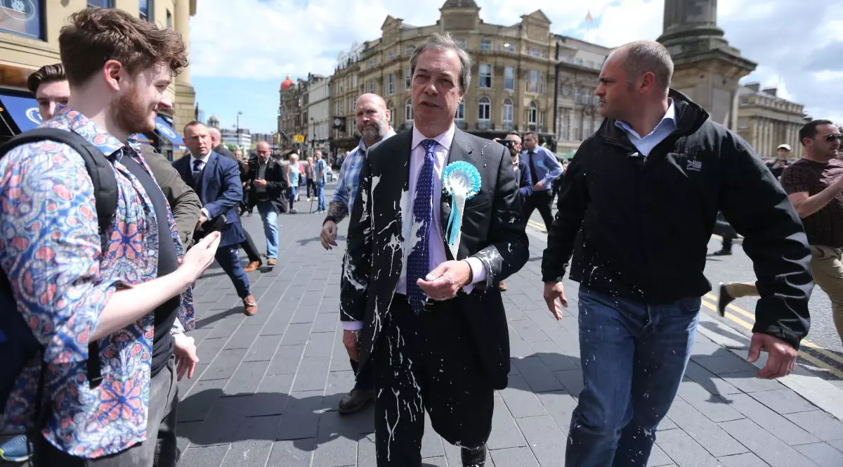 Un mesaj postat de Burger King, interzis pentru că încuraja clienții să arunce cu milkshake-uri în politicieni