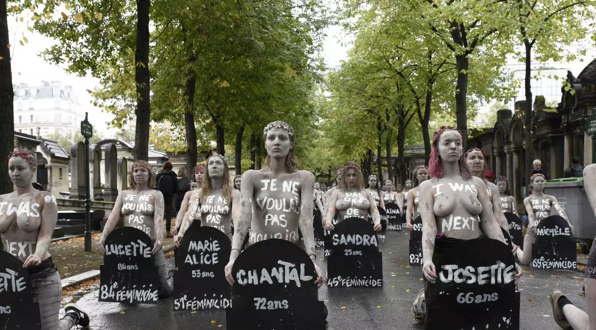 Militantele de la Femen au protestat topless într-un cimitir din Franța. S-au acoperit cu noroi în memoria femeilor ucise de soți în 2019