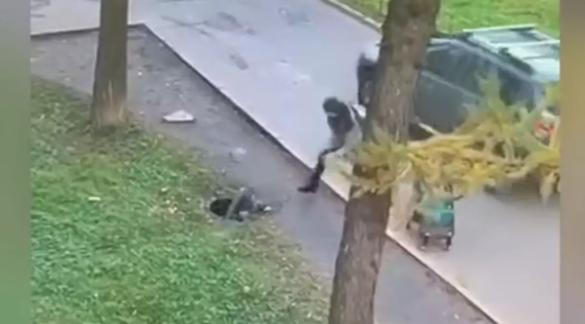 O mamă se plimba liniștită cu copilul ei când acesta a fost „înghițit” într-o gură de canal