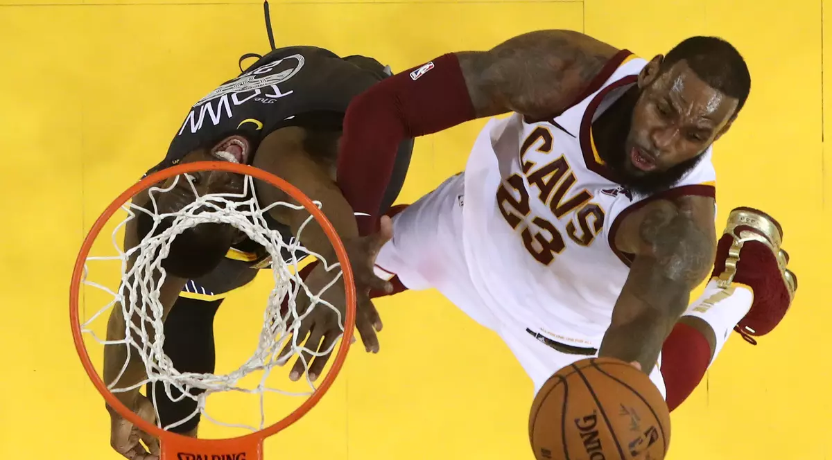 Sumă record pentru un tricou purtat de LeBron James. Baschetbalistul american apăruse cu el pe coperta unei reviste în 2002