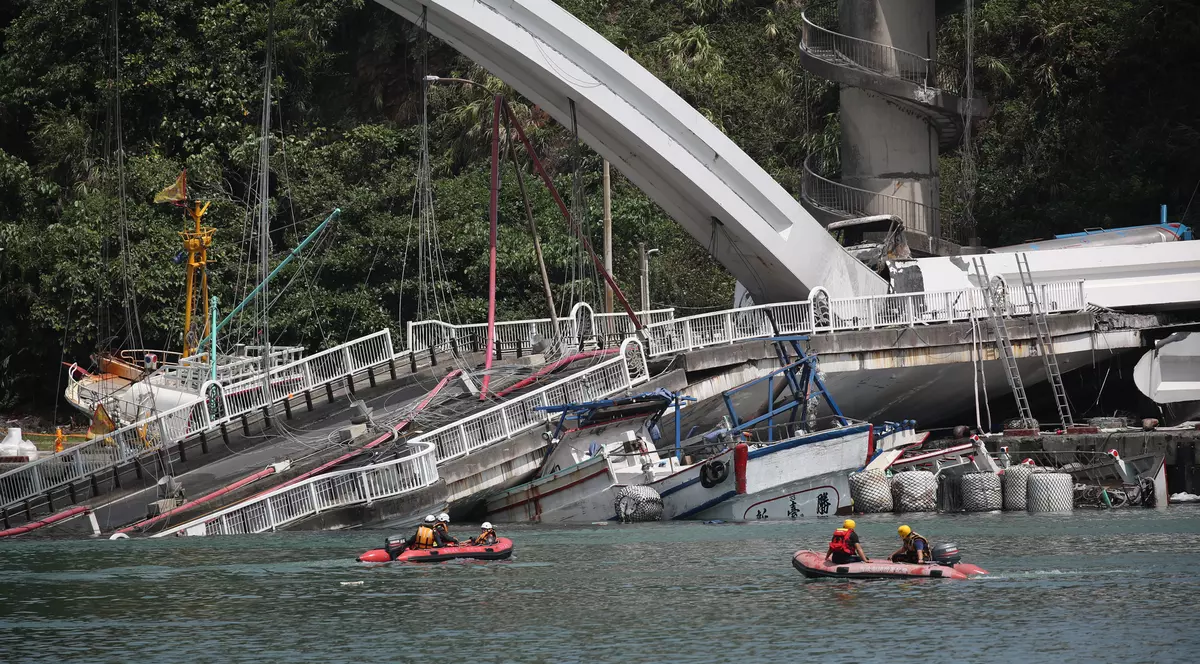 Un pod din Taiwan s-a prăbușit. Mai multe bărci au fost prinse sub dărâmături
