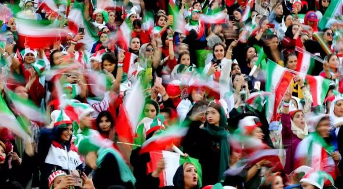 Mii de femei la meciul Iran- Cambodgia 14-0. E prima dată când au avut voie să își cumpere singure bilete