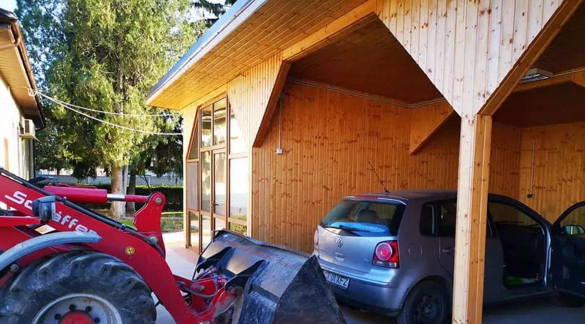 Primarul-preot al unei comune a blocat mașina secretarei cu buldoexcavatorul. A fost nevoie de intervenția poliției