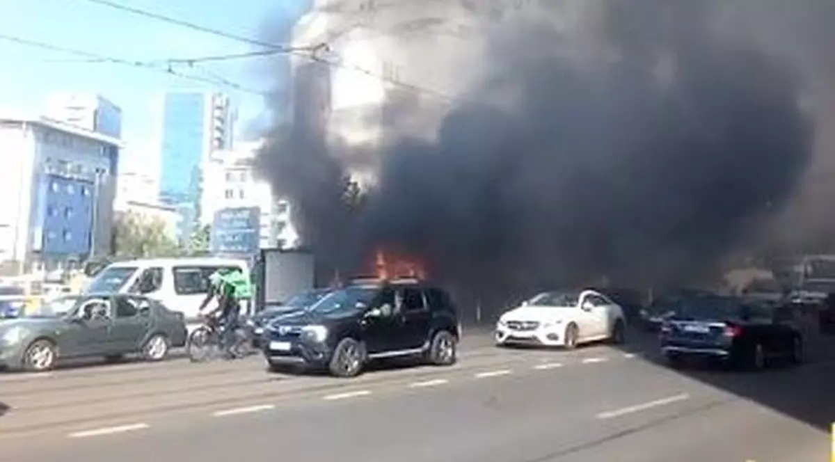 Incendiu pe strada Buzești, în apropierea Palatului Victoria. A luat foc o rulotă în care se prepara mâncare / VIDEO