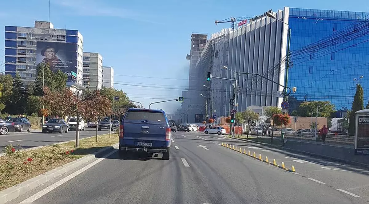 Un incendiu a izbucnit, sâmbătă, la o clădire de birouri aflată în construcție în Timișoara. Zeci de muncitori s-au evacuat din imobilul cuprins de flăcări.﻿