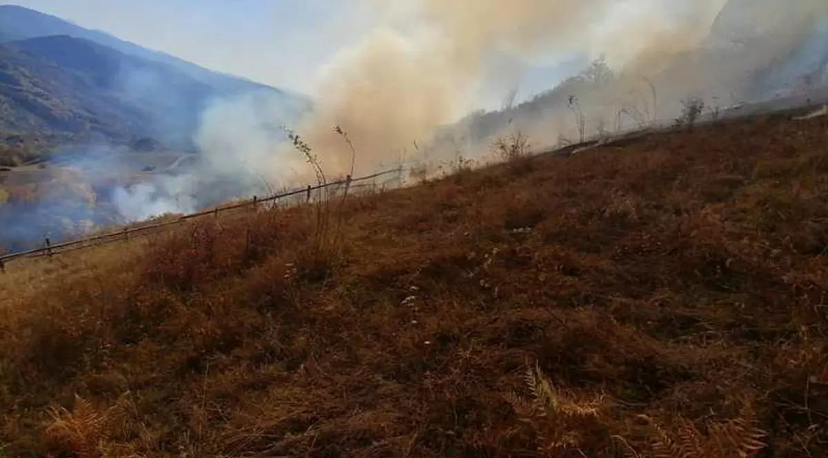 Fumul de la un incendiu de lângă Giurgiu, simțit de bulgari. Autoritățile din Ruse au cerut lămuriri