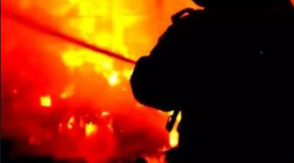 Au dat foc casei unui bărbat acuzat că a violat trei fete după ce acesta a primit arest la domiciliu