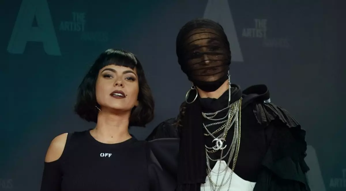 Defilare extravagantă la The Artist Awards. Vedetele au purtat ținute de mii de euro, cu sclipici, blană, paiete și voal