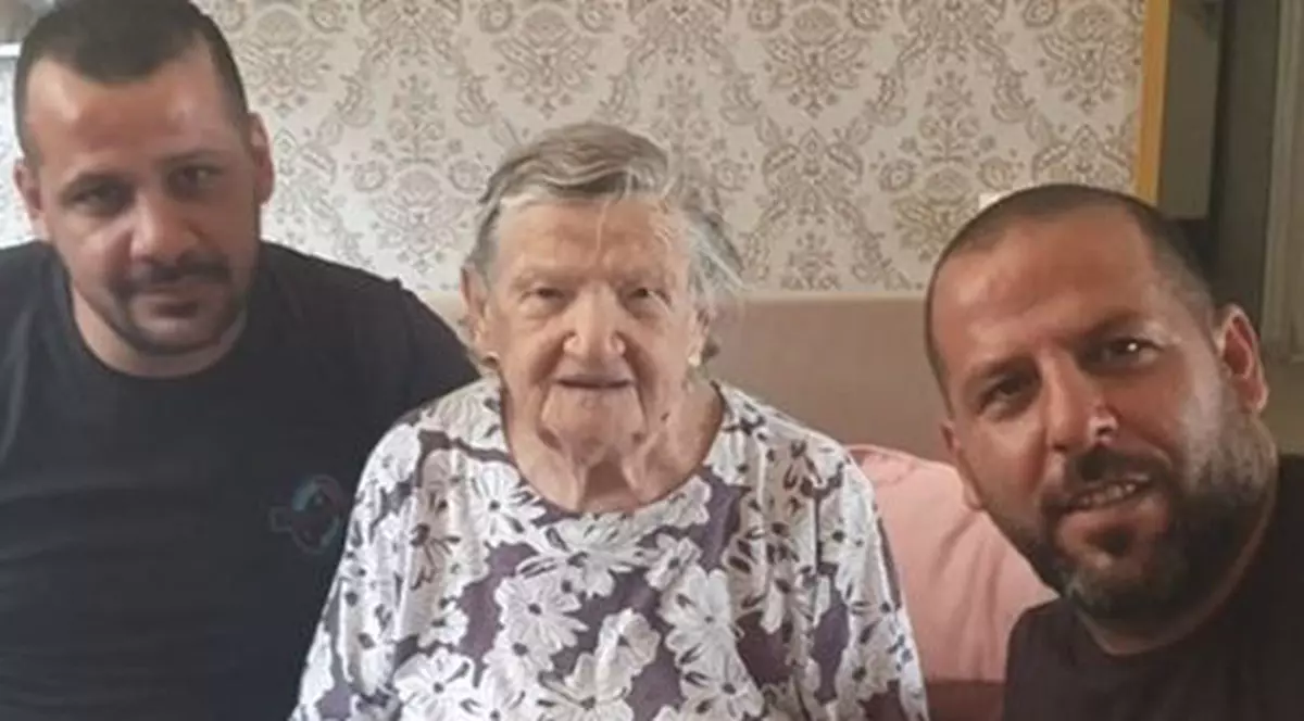 Gestul emoționant făcut de doi instalatori arabi pentru un supraviețuitor al Holocaustului (Foto Facebook)