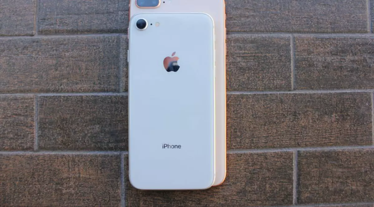 Apple lucrează la telefonul de 400 de dolari. Ce specificații va avea și ce model copiază