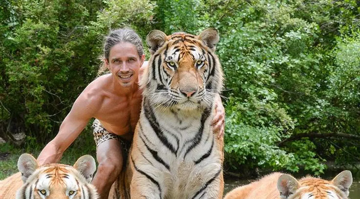 VIDEO „Tarzan” din Statele Unite are cont pe Instagram. Postează clipuri când face duș cu maimuțele și se plimbă cu elefantul prin pădure