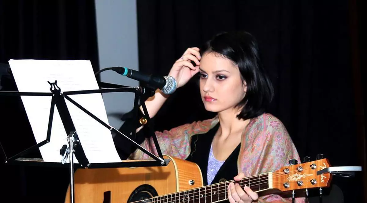 Cântăreața de folk Ștefania Iacob, cea mai premiată artistă a ultimilor ani, s-a retras din muzică și se face stewardesă!