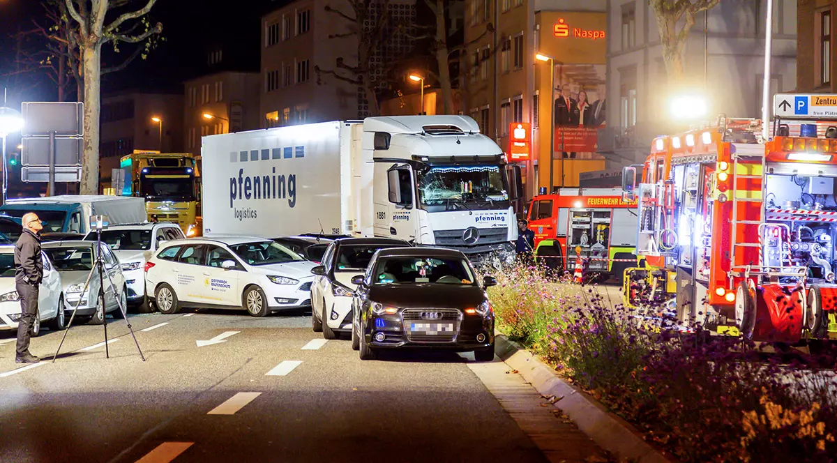 UPDATE | Atac terorist într-un oraș din Germania. Un bărbat a intrat cu un camion în mai multe mașini, rănind 16 oameni