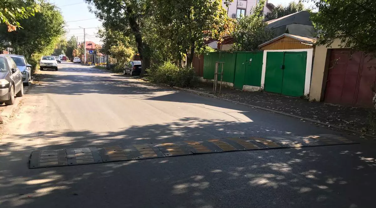 Au montat limitatoare! La trei zile după ce Libertatea a semnalat problema, autoritățile au asigurat străduța cu cele mai multe accidente din Capitală
