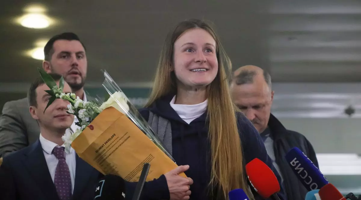 Sexy spioana rusă Maria Butina, eliberată de SUA, a ajuns în Moscova