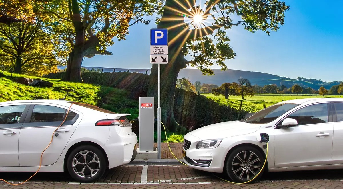 Românii cumpără mai multe mașini ecologice. Preferate sunt hibridele