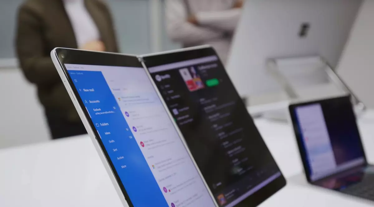 Microsoft Surface Duo, un smartphone pliabil cu Android.