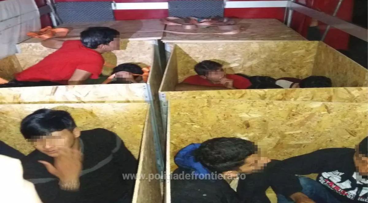 Camion cu 20 de imigranți înghesuiți printre paleți, descoperit în Vama Nădlac