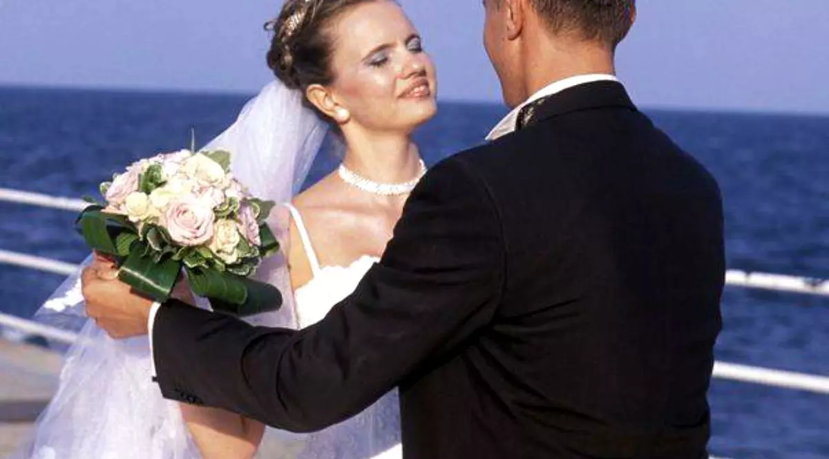 Cununiile civile se vor putea oficia şi în grădini, parcuri şi muzee, cu acordul primarului. Propunere legislativă PNL, depusă la Senat