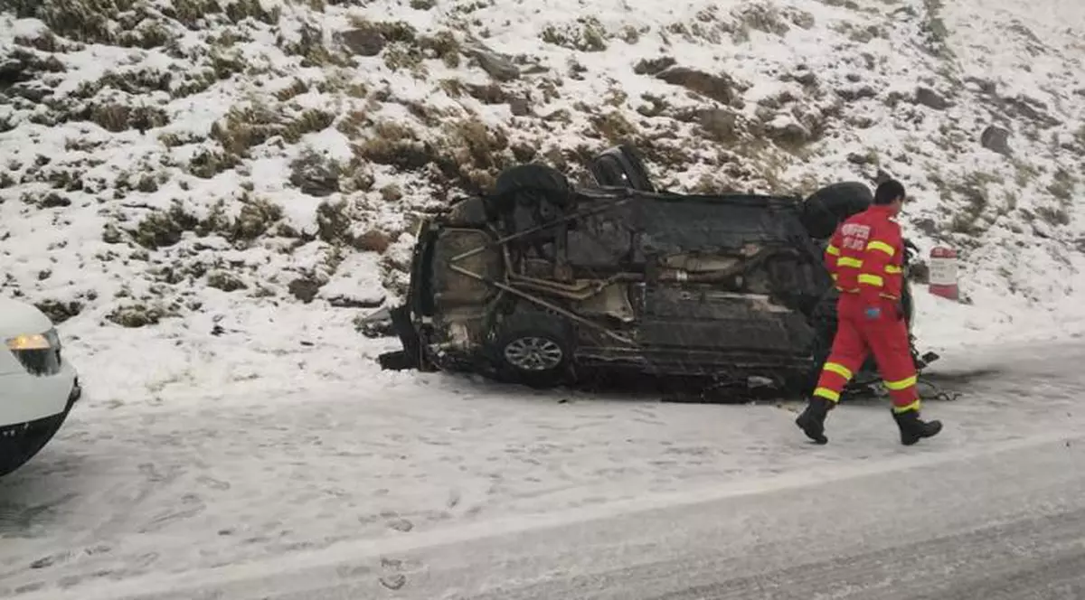 Patru tineri s-au prăbușit cu mașina pe Transfăgărășan, de la o înălțime de 40 de metri