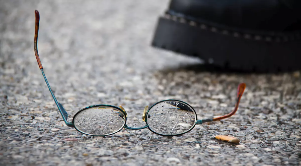 Ziua Mondială a Vederii. 1,3 miliarde de oameni au probleme de vedere la nivel mondial. România, afectată de sindromul vederii la calculator. Ochelari căzuți pe stradă