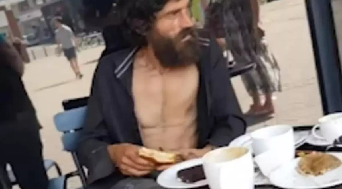 Caz halucinant: un om al străzii nu a fost lăsat să mănânce la o celebră cafenea, deși un binevoitor îi plătise consumația