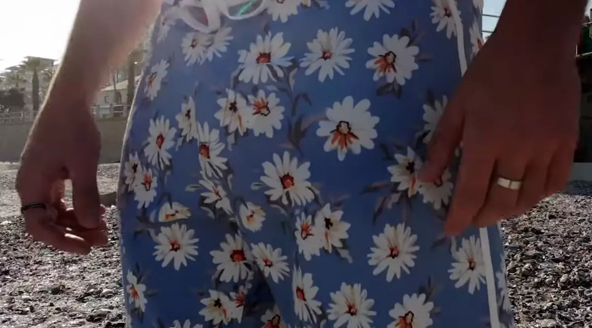 O companie produce pantaloni de plajă din sticle de plastic reciclate. Câte deșeuri sunt necesare pentru o pereche