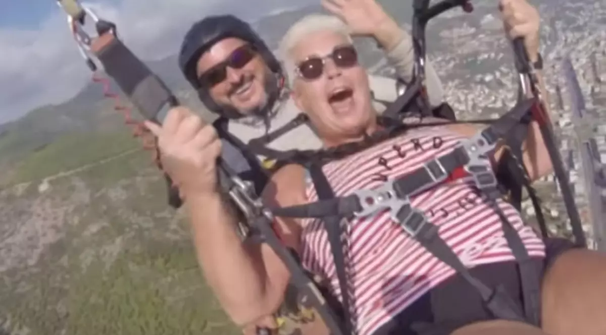 O turistă a vrut să încerce senzații tari, dar o frânghie a parașutei s-a rupt! Cum s-a încheiat totul