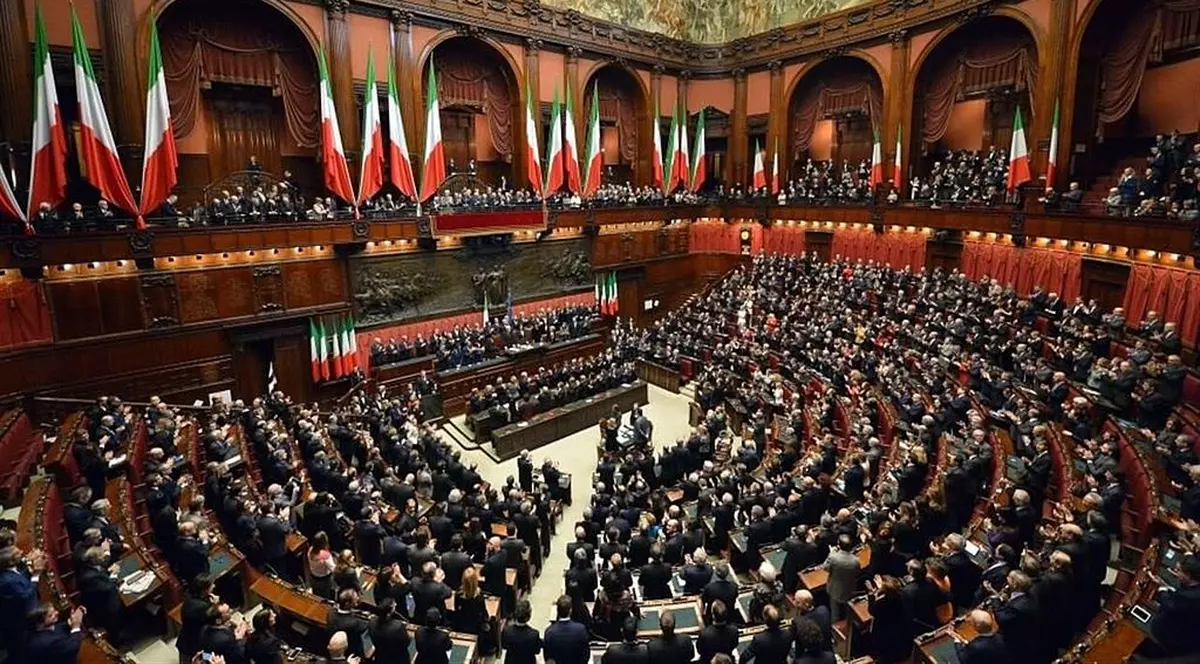 Parlamentul italian a votat reducerea sa cu mai bine de o treime. Economii estimate de jumătate de miliard de euro în cinci ani