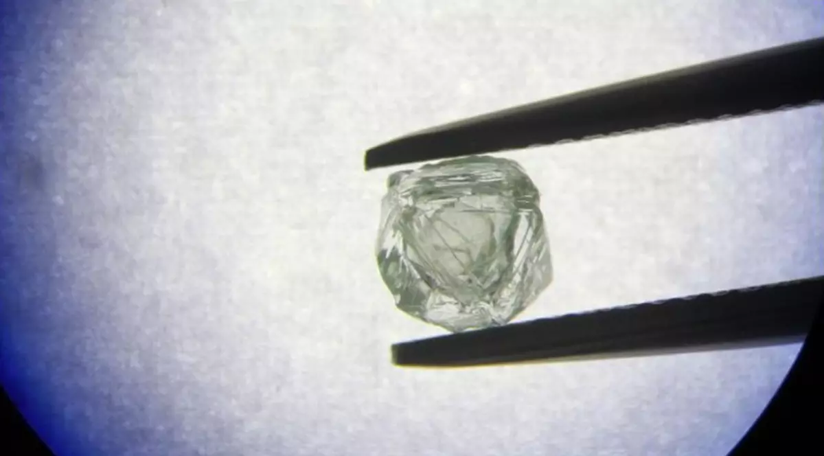 Descoperire incredibilă a minerilor din Rusia. Au găsit un diamant în interiorul altui diamant!