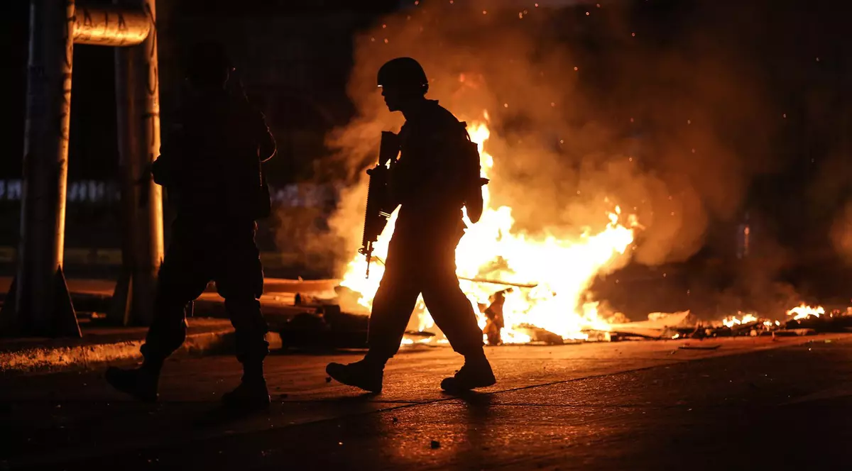 Starea de urgență, decretată din cauza protestelor violente din Chile. Cinci oameni, găsiți morți într-o fabrică incendiată de manifestanți