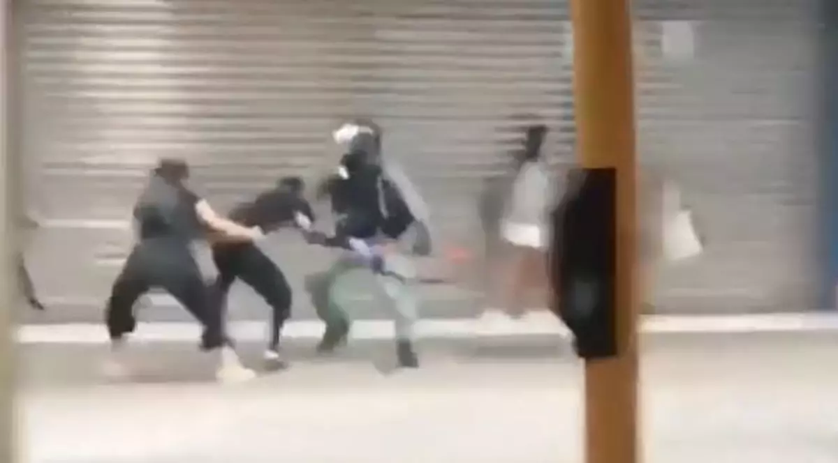 Un protestatar din Hong Kong a fost poreclit Bruce Lee după ce a fost filmat executând lovitură Kung Fu prin care face KO un polițist (foto YouTube)