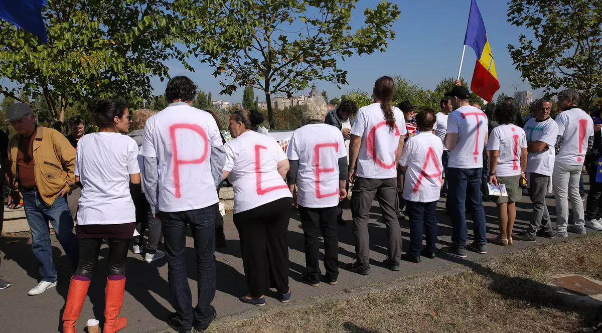 Protest în fața Palatului Parlamentului, chiar în timpul votului pe moțiunea de cenzură. „Plecați!”
