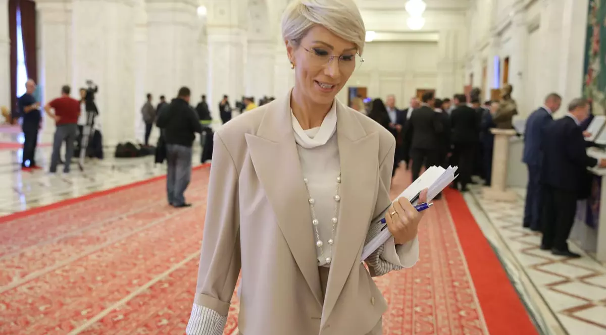 Raluca Turcan, replică acidă pentru Viorica Dăncilă după ce candidatul PSD i-a oferit 3 cadouri lui Klaus Iohannis: ”Să le pună în vitrina sufrageriei”