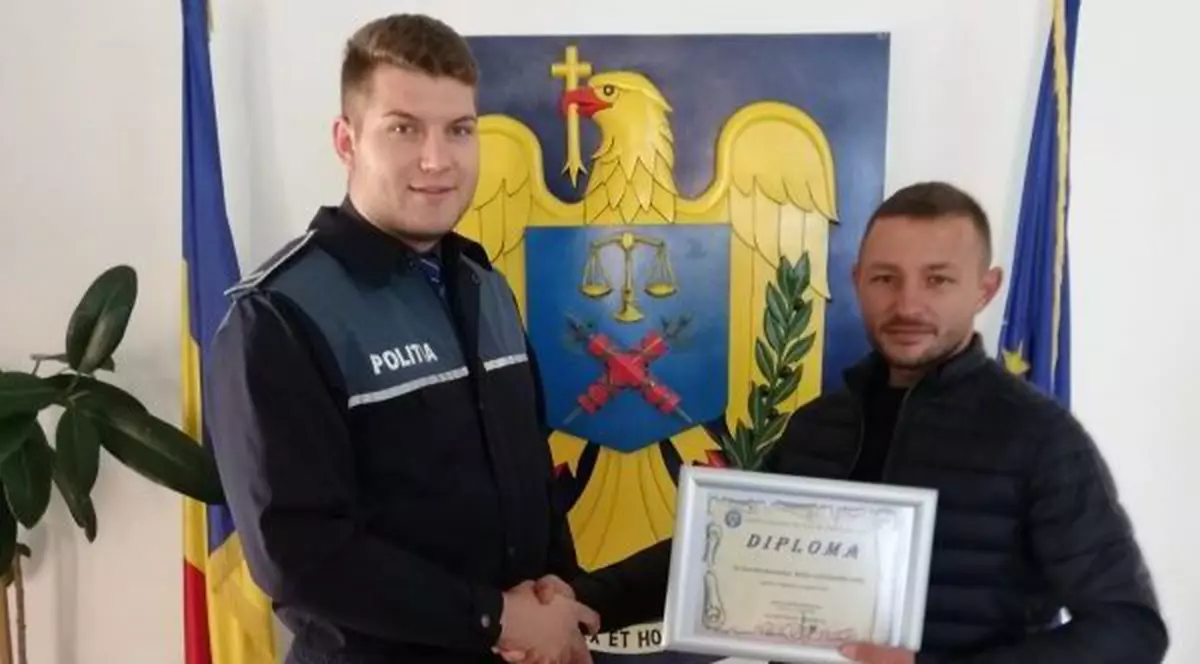 Un tânăr, lăudat de poliție după ce a înapoiat o sumă mare de bani (foto Alba24.ro)