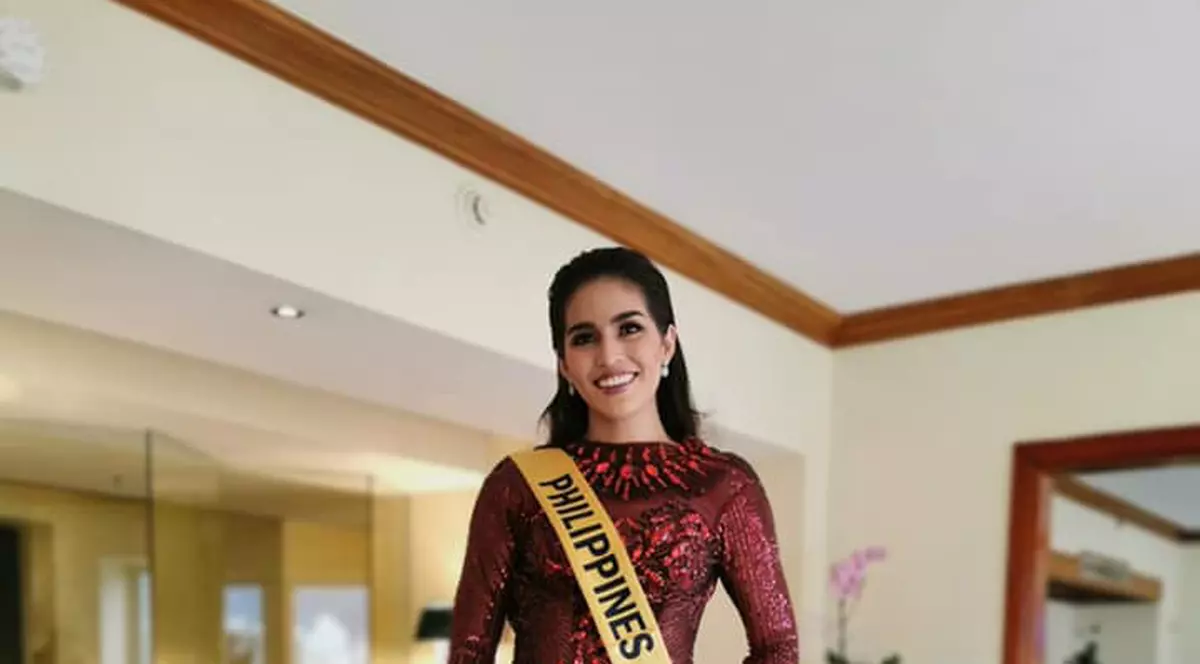 Detalii în scandalul cu Miss Filipine, reținută pentru folosirea unui pașaport fals. Era contrafăcut cu lipici